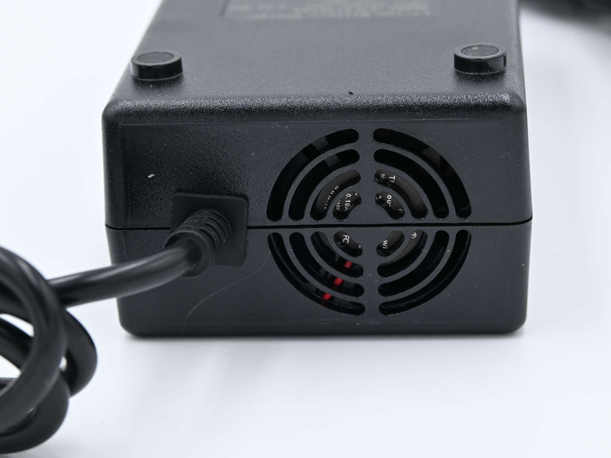 Caricabatterie Keyu Turbo 48V 3A con ventola - Techbike