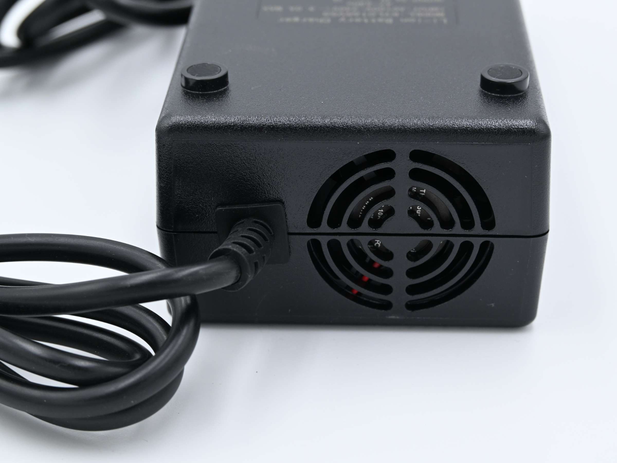 Caricabatterie Keyu Turbo 48V 3A con XLR e Ventola | Techbike